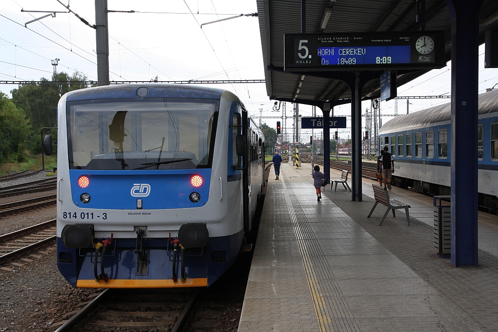 CD 814 011-3 am 25.August 2018 als Os 18409 nach Horni Cerekev im Bahnhof Tabor.