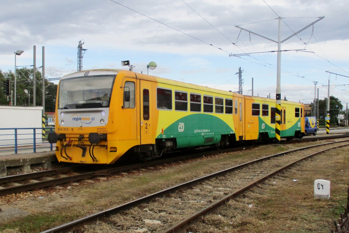 CD 814 013 steht am 16 Septembger 2017 in Tabór abfahrtbereit nach Bechyne. Beachte, dass der Strecke nach Bechyne ausserhalb des Bahnhof Tabór startet.