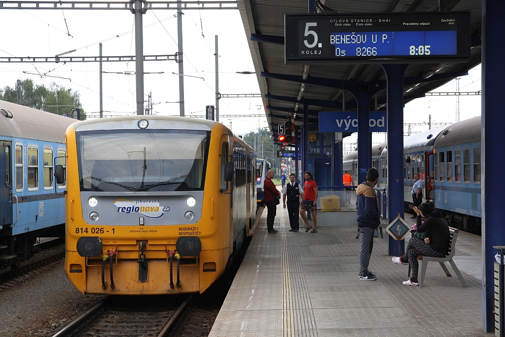 CD 814 026-1 am 25.August 2018 als Os 8266 nach Benesov u Prahy im Bahnhof Tabor.
