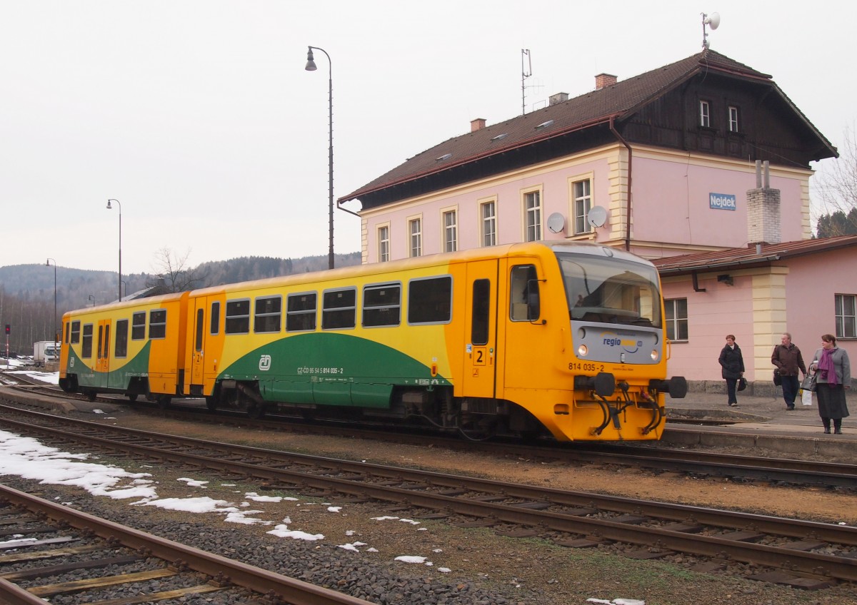 CD 814 035-2  Os 5297 von Johanngeorgenstadt (Sachs) nach Karlovy Vary niedriger Bf. am 10.3.2015 in Nejdek Hbf.