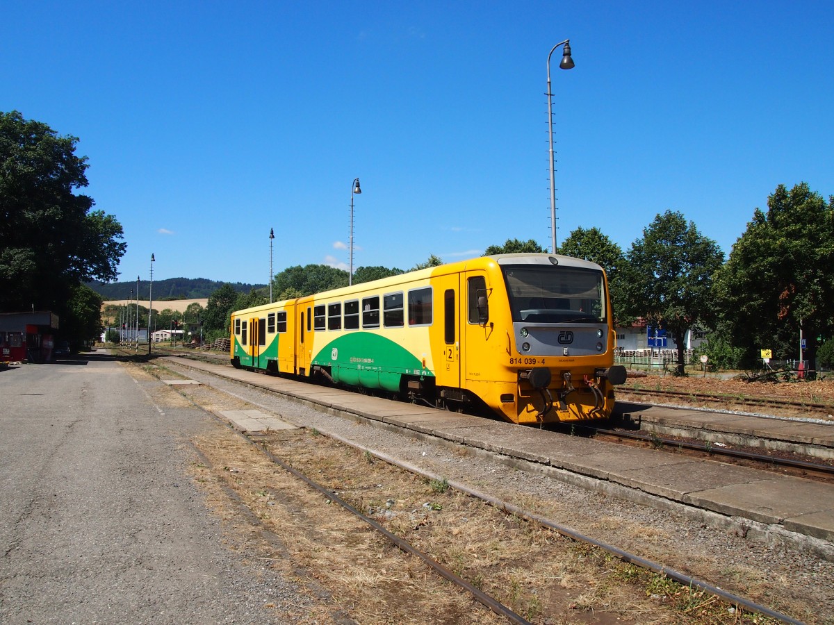 CD 814 039-4 wartet in Hbf. Sušice am 26.7.2015