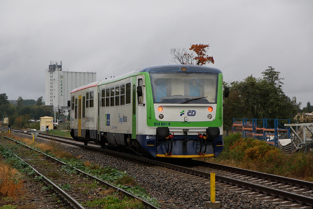 CD 814 041-0 am 05.Oktober 2019 als Os 5354 nach Pradubice hl.n. kurz nach dem Bahnhof Slatinany.