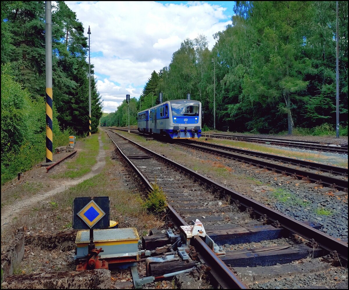CD 814 056-7 kommt nach Bahnhof Řevničov am 12. 7. 2026.