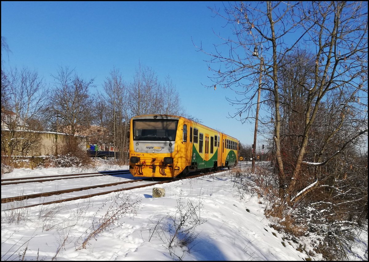 CD 814 057-5 am 13.2.2021 in Bahnstation KLadno Ostrovec.