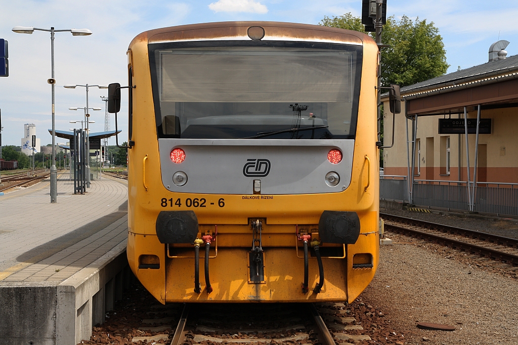 CD 814 062-6 am 06.Juli 2019 als Os 14243 nach Vizovice im Bahnhof Kromeriz.