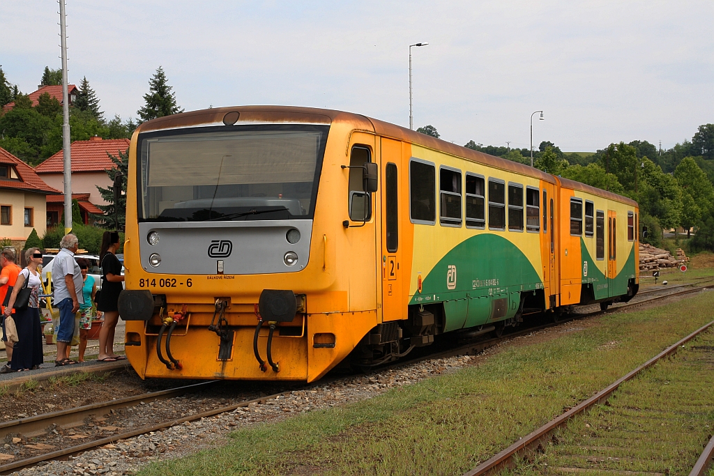 CD 814 062-6 wendet am 20.Juli 2019 im Bahnhof Vicovice vom Os 14219 von Kromeriz auf den Os 14218 nach Otrokovice.