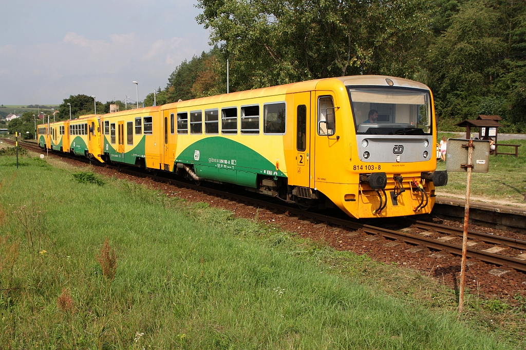 CD 814 103-8 am 08.September 2018 als erstes Fahrzeug des Os 4341 (Stare Mesto u Uherske Hradiste - Bojkovice Mesto) in der Haltestelle Popovice u Uherskeho Hradiste.