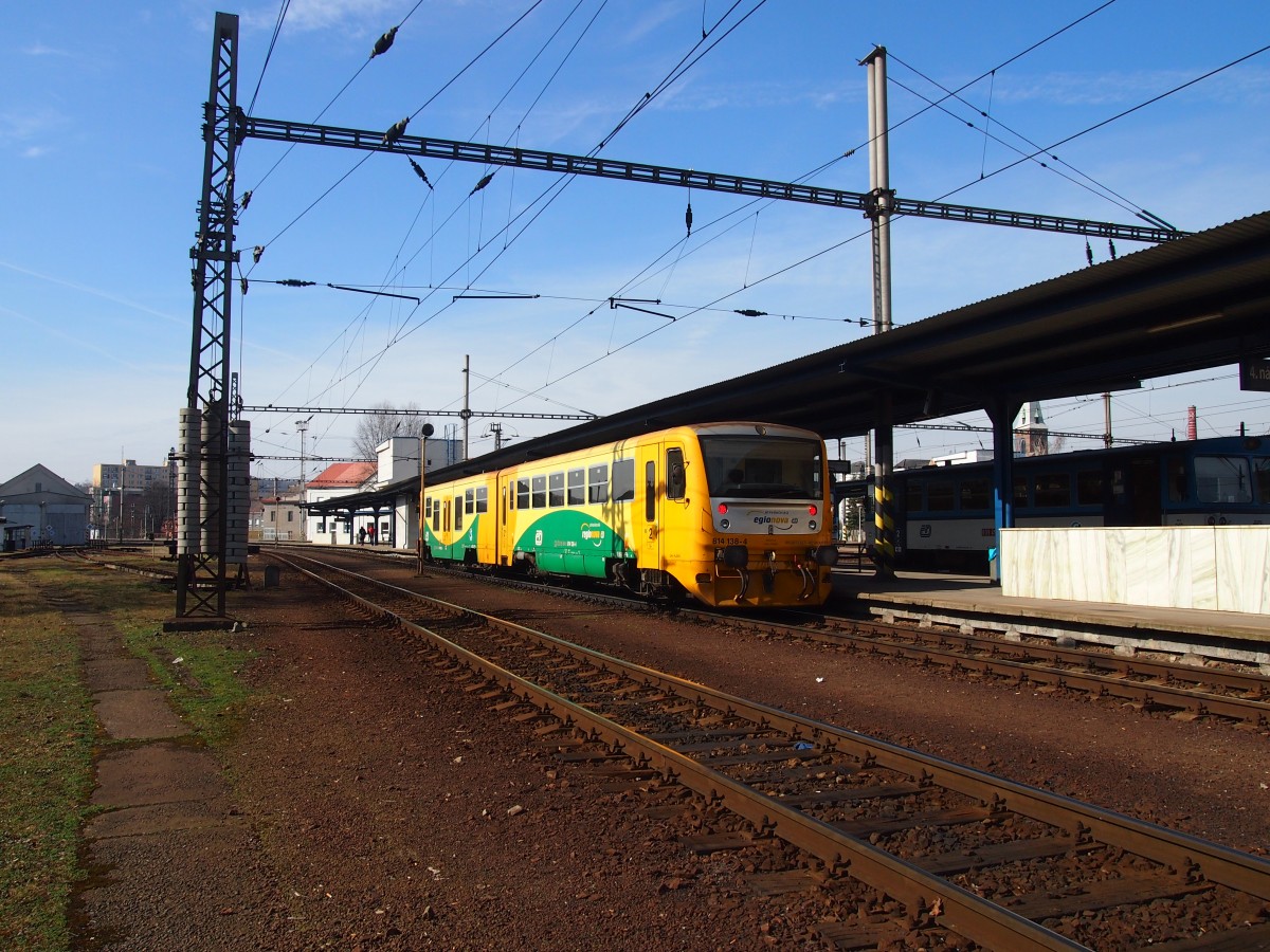 CD 814 138-4 wartet in Kralupy nad Vltavou auf Bahnsteig 4 auf die Abfahrt nach Kladno am 8.3.2015