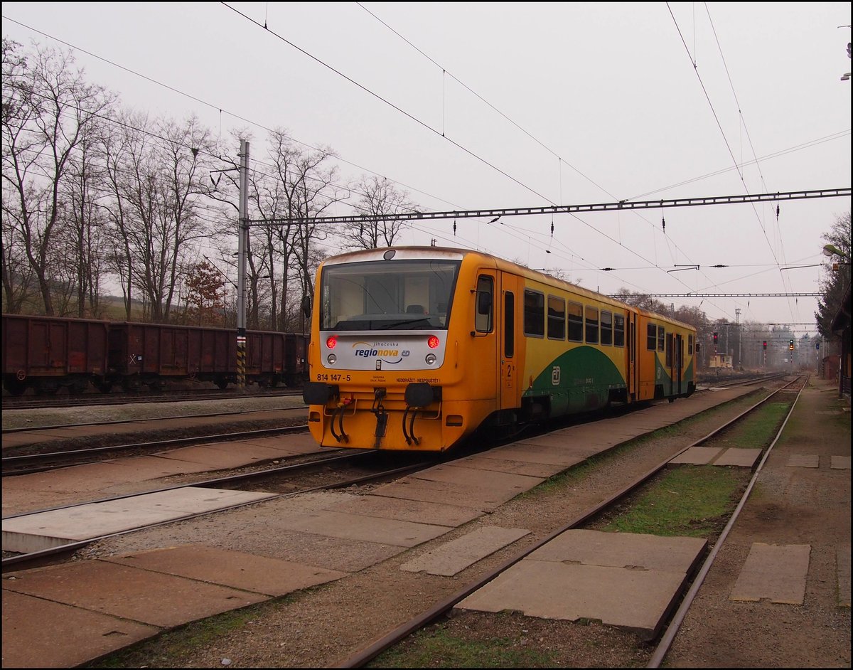 CD 814 147-5 auf Hauptbahnhof Písek am 17.12.2016
