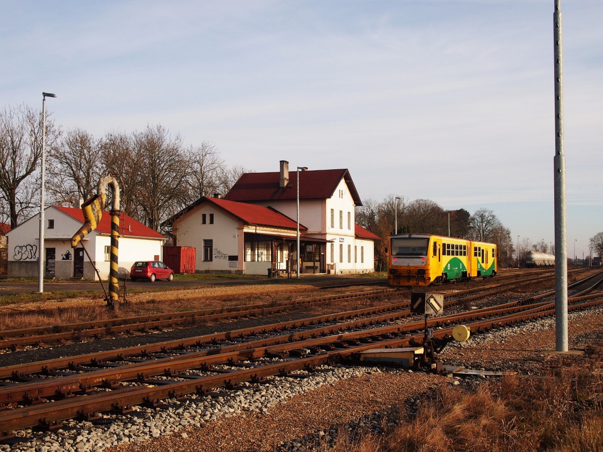 CD 814 155-8 auf Bahnhof Nucice am 17 12 2014.