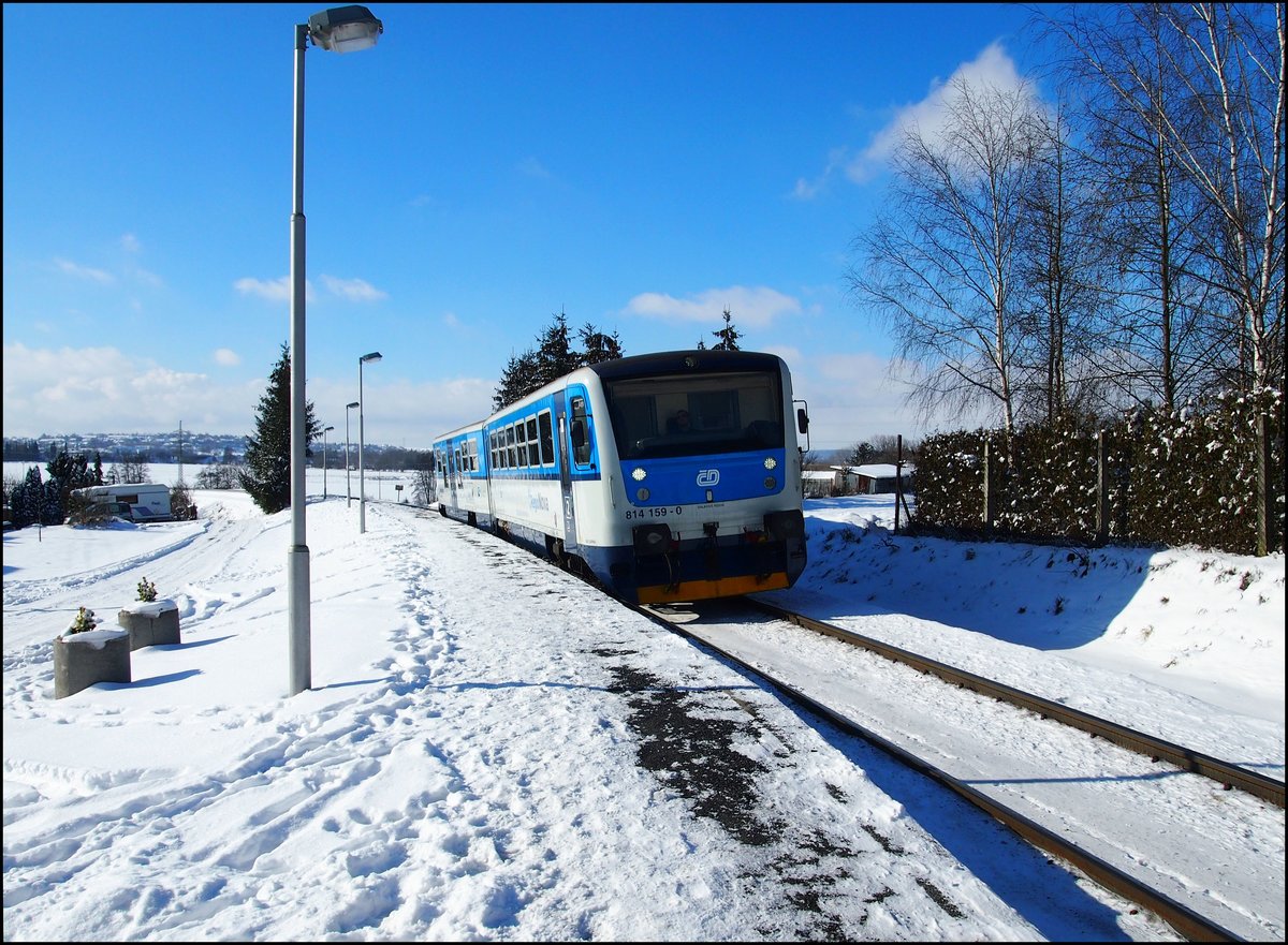 CD 814 159-0 am 12.2.2021 kommt am Bahnstation Kačice.