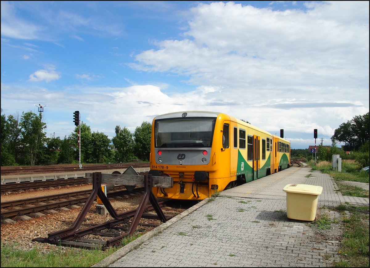 CD 814 178-9 am 7. 8 2019 im Bahnhof Březnice.