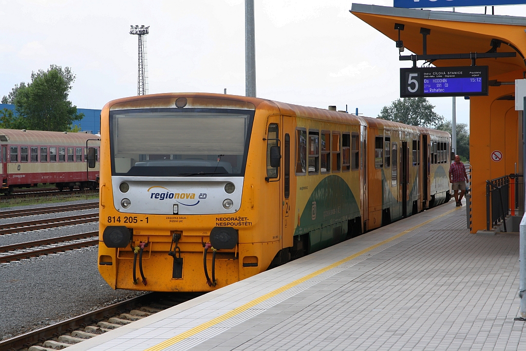 CD 814 205-1 am 03.August 2019 im Bahnhof Veseli nad Moravou.