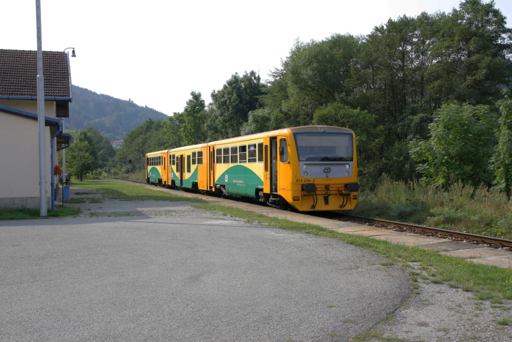 CD 814 219-2 am 24.August 2019 als Os 14906 (Tisnov - Zd'ar nad Sazavou) im Bahnhof Doubravnik.