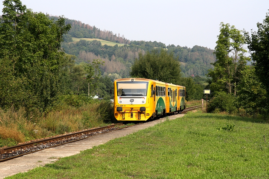 CD 814 220-0 fährt am 24.August 2019 als Os 14906 (Tisnov - Zd'ar nad Sazavou) aus dem Bahnhof Doubravnik.