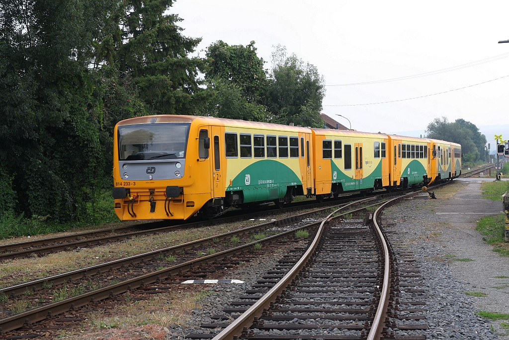 CD 814 233-3 als erstes Fahrzeug des Os 4336 (Bojkovice Mesto - Stare Mesto u Uherske Hradiste) fährt am 08.September 2018 in den Bahnhof Hradcovice ein.