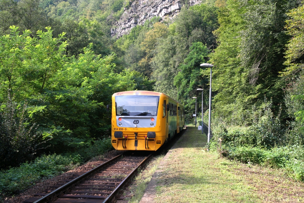 CD 814 233-3 fährt am 24.August 2019 als Os 14909 (Zd'ar nad Sazavou - Tisnov) aus der Haltestelle Prudka zastavka.