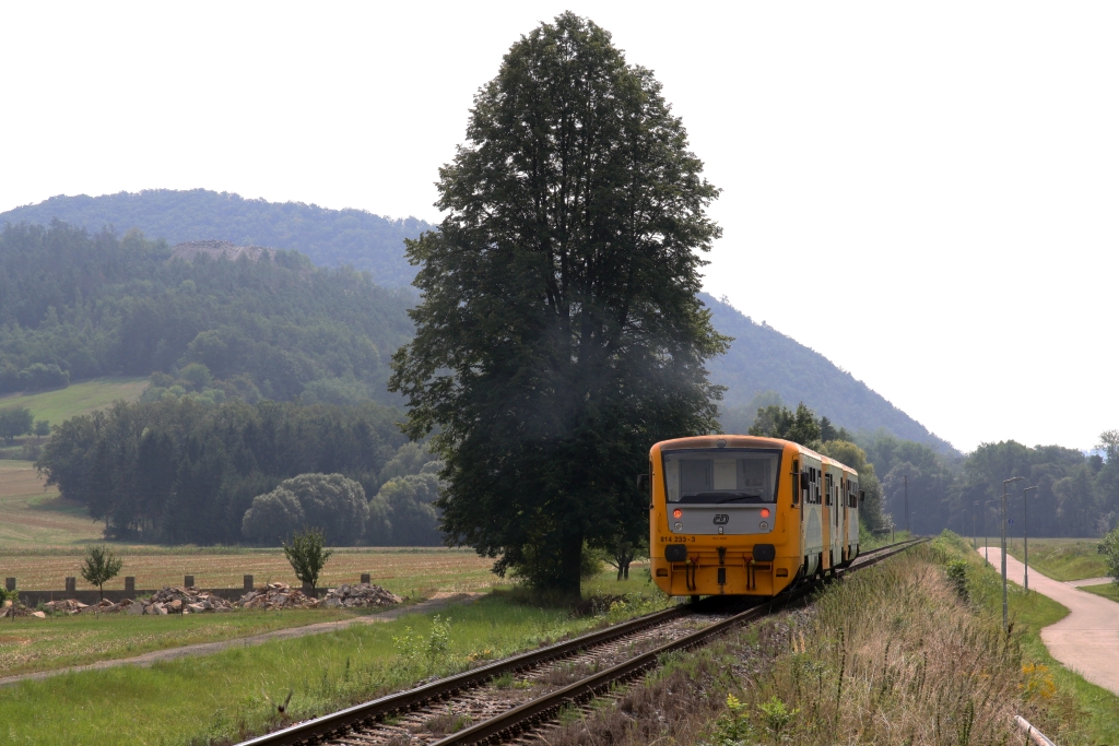 CD 814 233-3 hat am 24.August 2019 als Os 14949 (Nedvedice - Tisnov) soeben die Haltestelle Stepanovice verlassen.