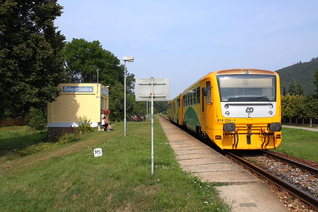 CD 814 234-1 am 24.August 2019 als Os 14949 (Nedvedice - Tisnov) in der Haltestelle Stepanovice.
