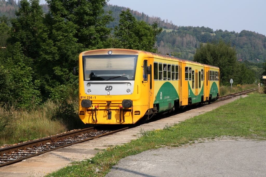 CD 814 234-1 fährt am 24.August 2019 als Os 14909 (Zd'ar nad Sazavou - Tisnov) in den Bahnhof Doubravnik ein.