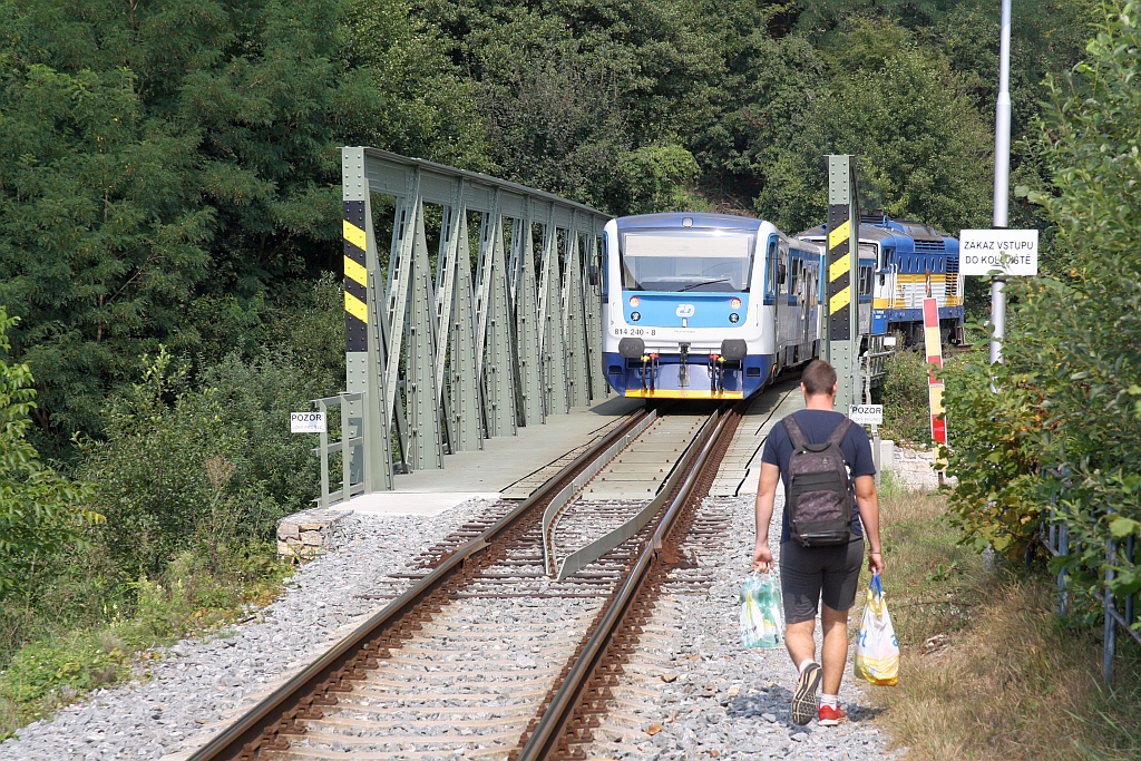 CD 814 240-8 am 24.August 2019 als letztes Fahrzeug des Os 14908 (Tisnov - Zd'ar nad Sazavou) auf der Brücke über die Svratka bei der Haltestelle Borac.