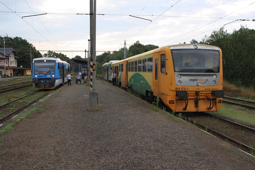 CD 841 001-1 als Os 28307 (Kostelec u Jihlavy - Slavonice) und CD 814 173-1 als Os 8347 (Jihlava - Pocatky-Zirovnice) am 29.Juli 2018 im Bahnhof Kostelec u Jihlavy.