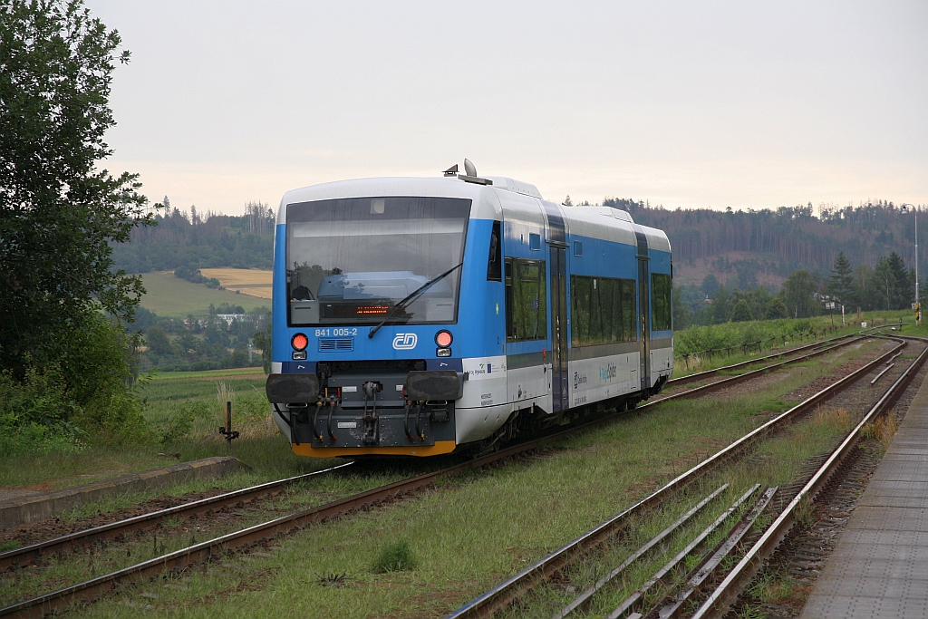 CD 841 005-2 fährt am 10.August 2019 als Os 28309 (Kostelec u Jihlavy - Slavonice) aus dem Bahnhof Sedlejov.
