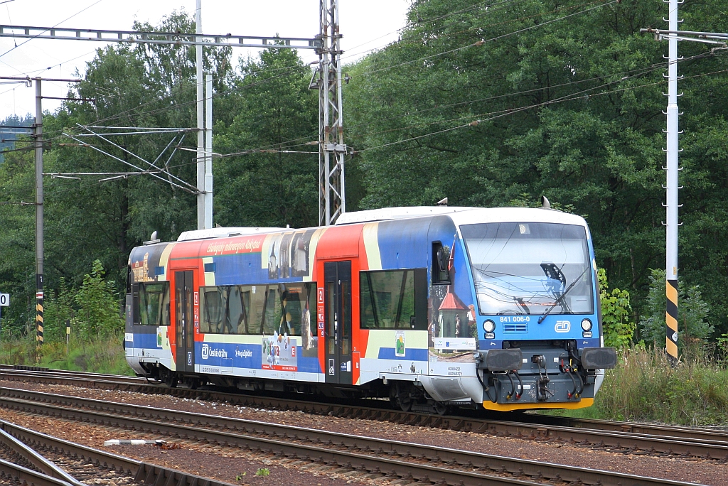 CD 841 006-0 fährt am 10.August 2019 als Os 8359 von Havlickuv Brod in den Bahnhof Kostelec u Jihlavy ein.