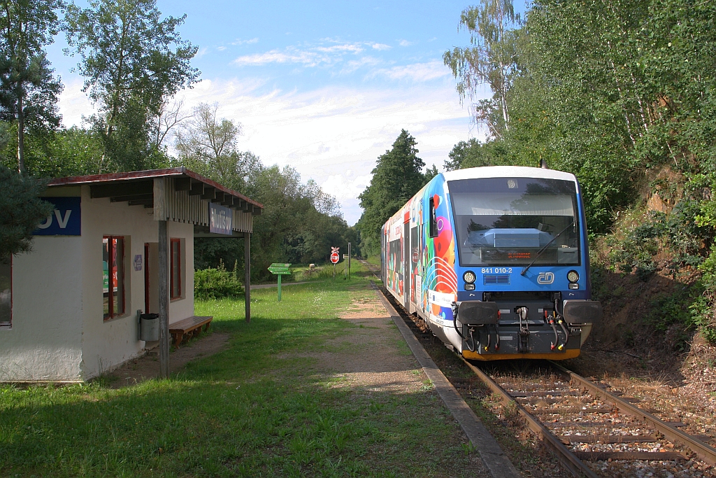 CD 841 010-2 als Os 28321 (Kostelec u Jihlavy - Slavonice) am 29.Juli 2018 in der Haltestelle Mutisov.