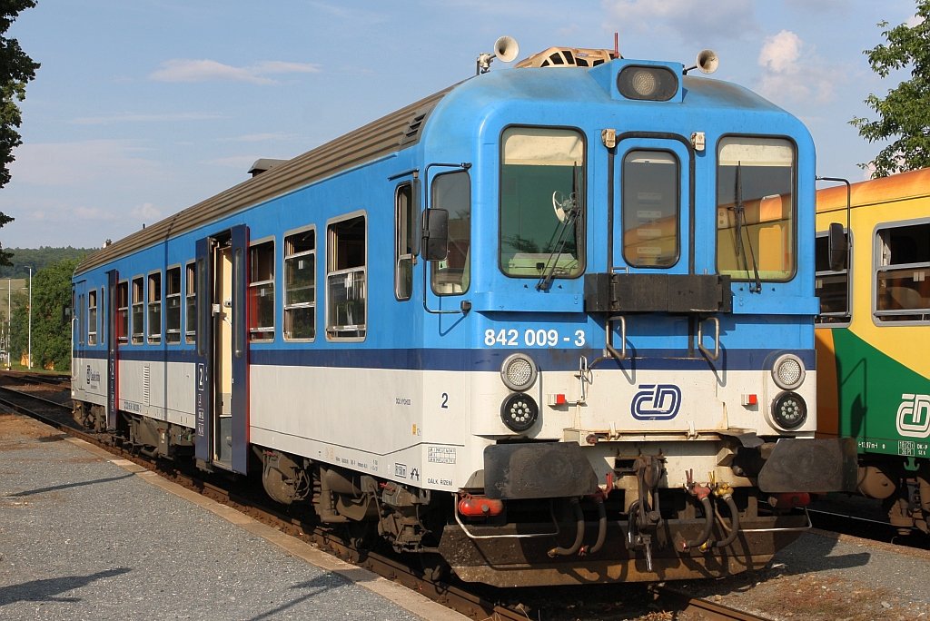CD 842 009-3 am 20.Juli 2019 nach der Ankunft als Os 14332 von Luhacovice im Bahnhof Ujezdec u Luhacovic.