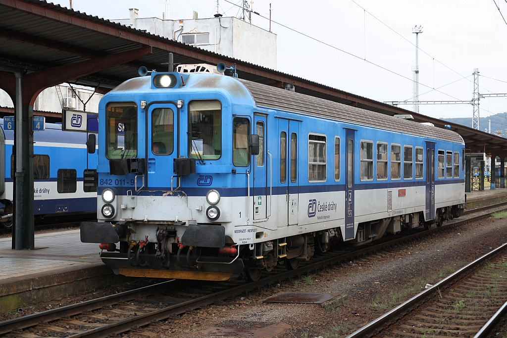 CD 842 011-9 am 10.August 2018 im Bahnhof Valasske Mezirici.