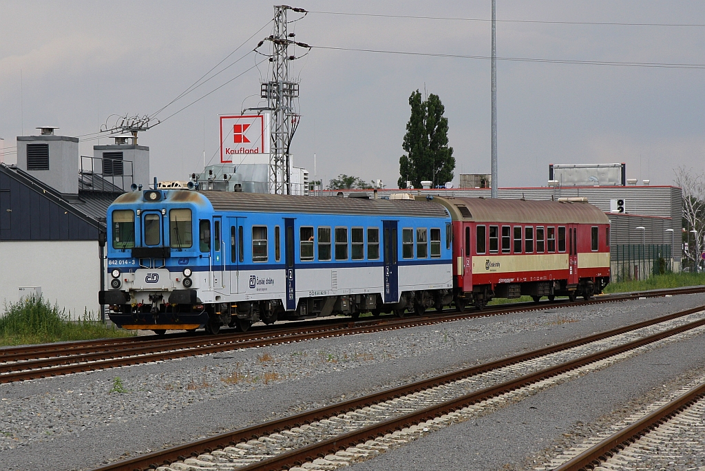 CD 842 014-3 fährt am 03.August 2019 in den Bahnhof Veseli nad Moravou ein.
