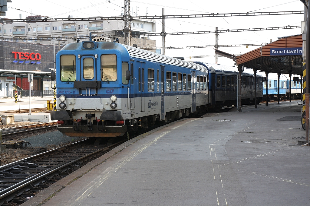 CD 842 015-0 am 28.Juli 2018 im Bahnhof Brno hlavni nadrazi.