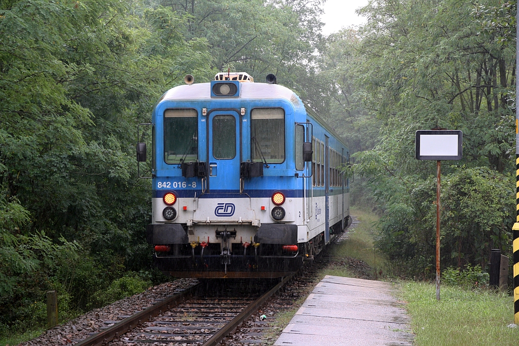 CD 842 016-8 fährt am 07.September 2019 als Os 14419 (Ivancice - Moravske Branice) aus der Haltestelle Ivancice letovisko.