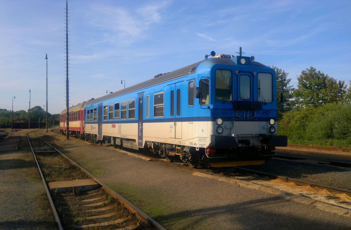 CD 842 029-1 mit Schnellzug nach Pilsen am 26.08.2015 im Blatno u Jesenice. 