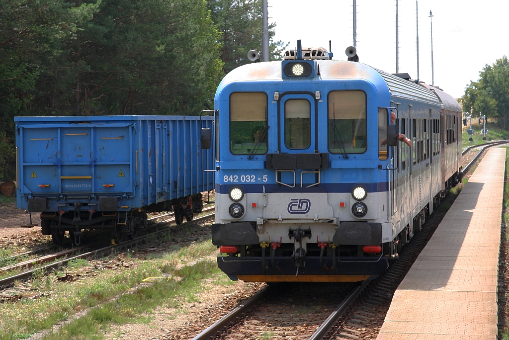 CD 842 032-5 am 15.August 2018 als erstes Fahrzeug des Os 4811 (Jihlava – Brno hl.n.) im Bahnhof Kralice nad Oslavou.