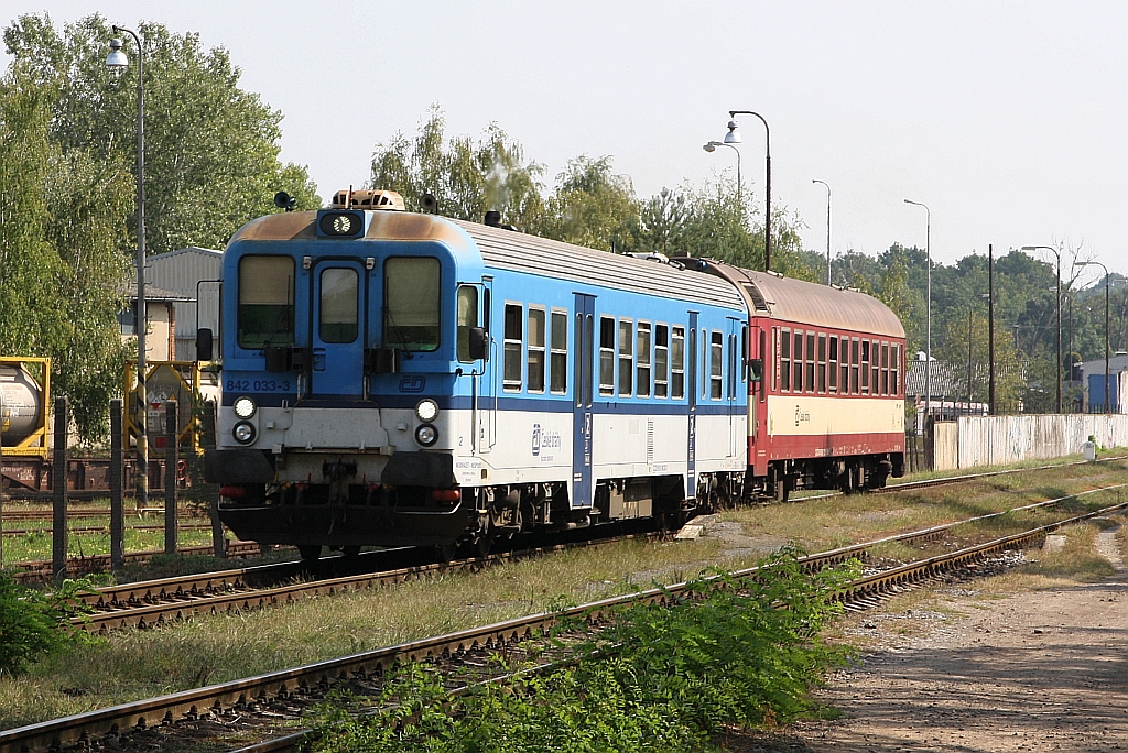 CD 842 033-3 fährt am 15.September 2018 aus dem Bahnhof Bori Les.