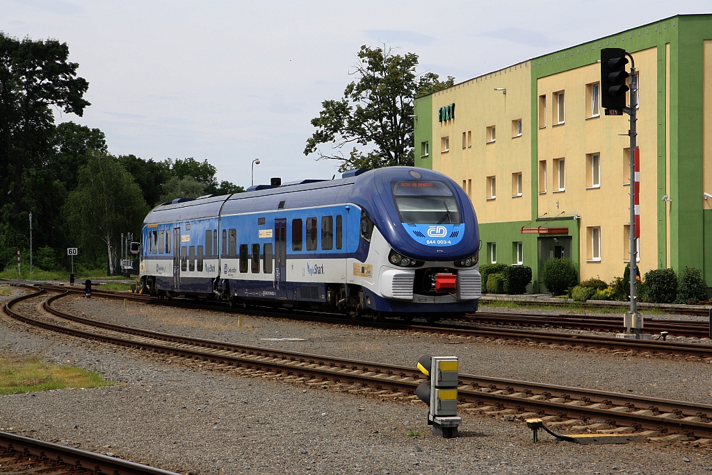 CD 844 003-4 fährt am 06.Juli 2019 als Os 3913 von Kojetin im Bahnhof Kromeriz ein.