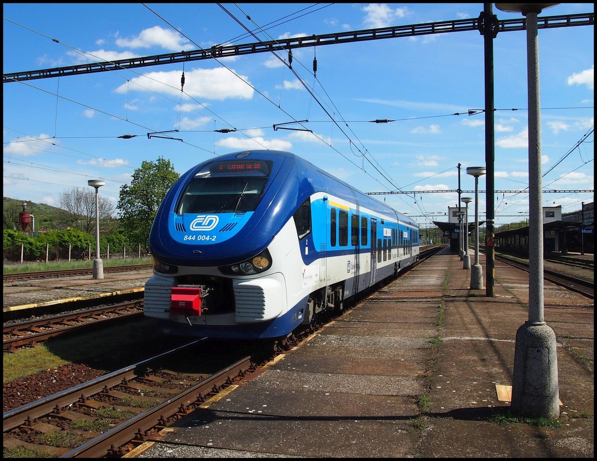 CD 844 004-2 Regioshark verlässt nach Klasterec nad Ohri in Hbf. Most am 24. 4. 2017. 