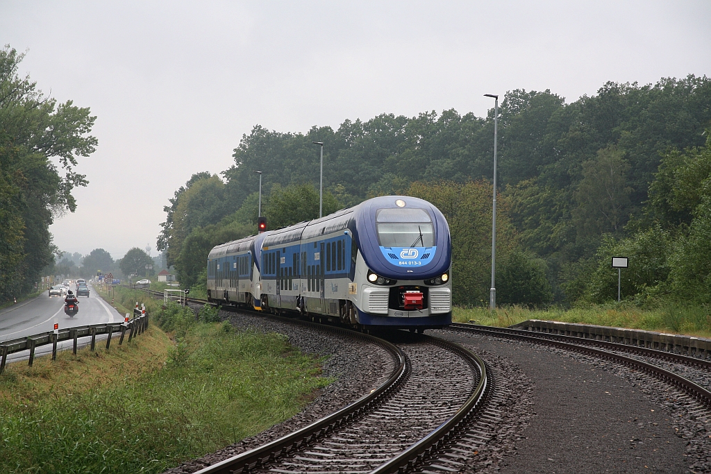 CD 844 013-3 als erstes Fahrzeug des Os 13209 (Valasske Mezirici - Roznov pod Radhostem) fährt am 11.August 2018 in die Haltestelle Stritez nad Becvou ein.