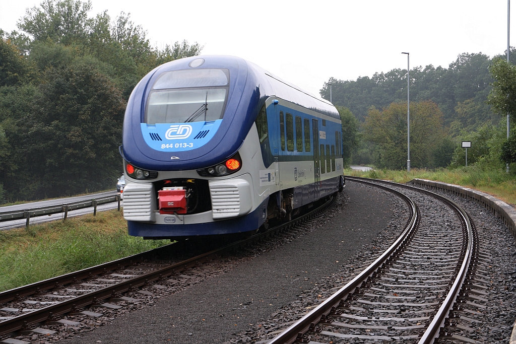 CD 844 013-3 als letztes Fahrzeug des Os 13208 (Roznov pod Radhostem - Valasske Mezirici) fährt am 11.August 2018 aus der Haltestelle Stritez nad Becvou.