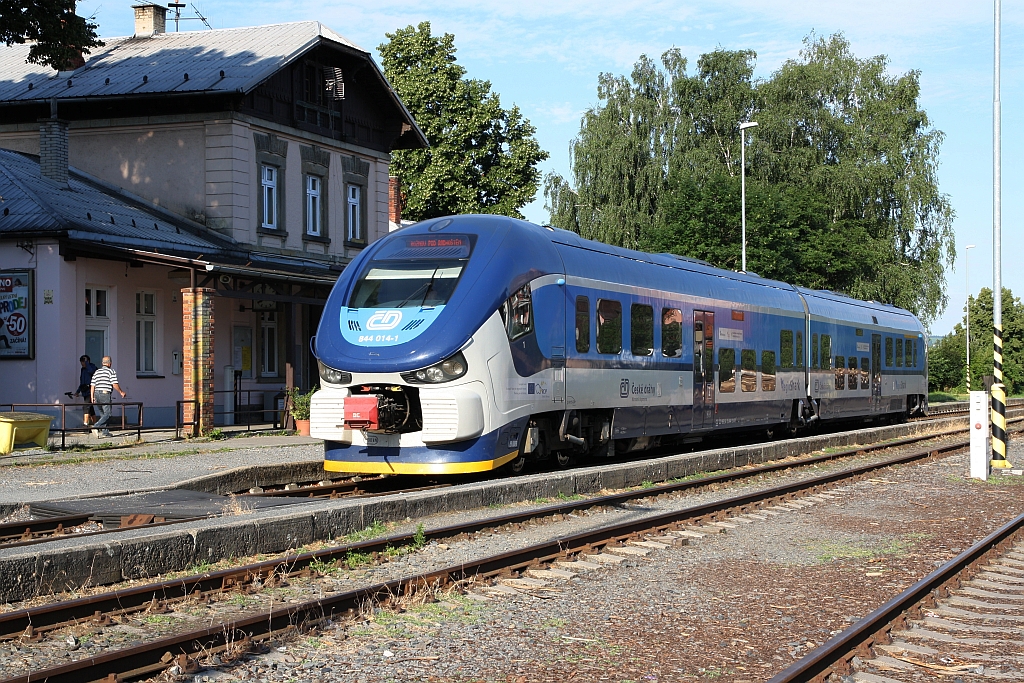 CD 844 014-1 am 06.Juli 2019 nach der Ankunft als Os 3903 von Kromeriz im Bahnhof Roznov pod Radhostem.
