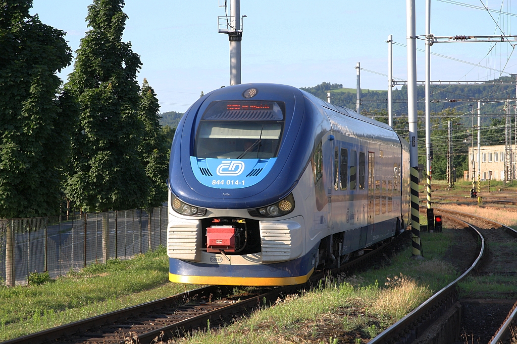 CD 844 014-1 fährt am 06.Juli 2019 als Os 3903 (Kromeriz – Roznov pod Radhostem) in den Bahnhof Valasske Mezirici ein.