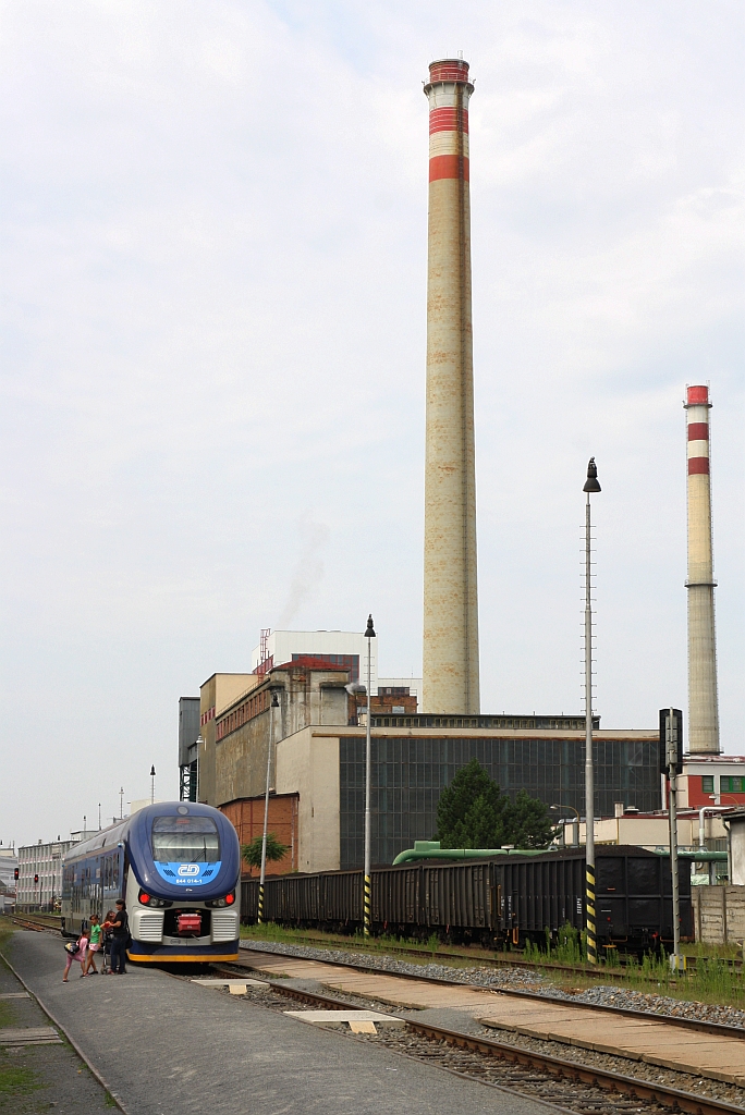CD 844 014-1 wendet am 20.Juli 2019 vor der mächtigen Kulisse der Kraftwerksschlote im Bahnhof Zlin stred vom Os 14255 aus Otrokovice auf den Os 14250 nach Kromeriz.