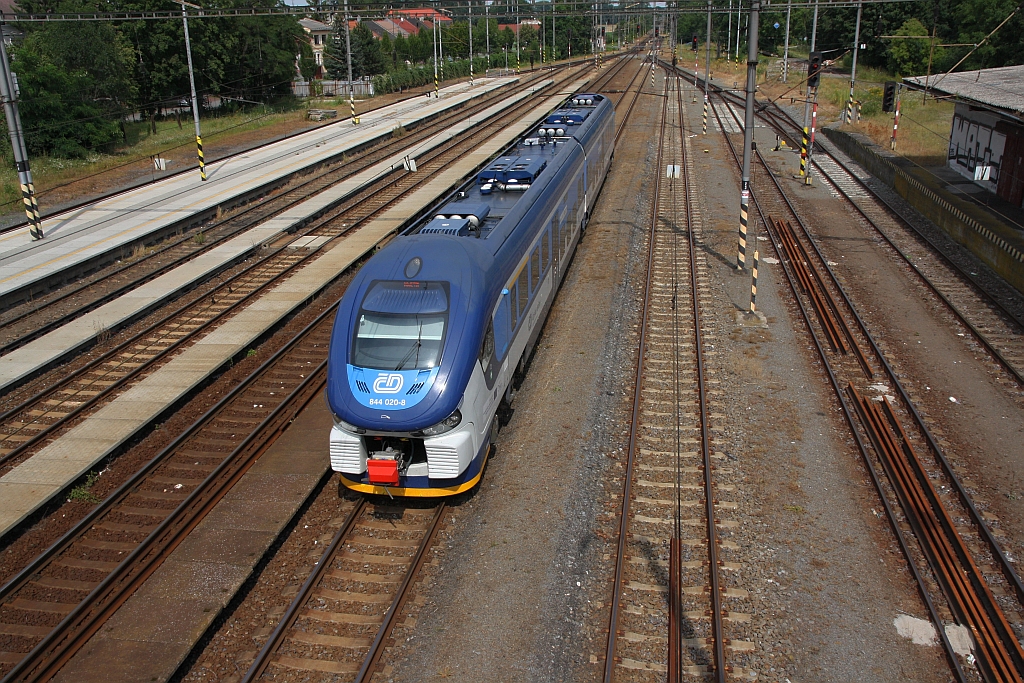 CD 844 020-8 fährt am 20.Juli 2019 als Os 3910 von Roznov pod Radhostem im Bahnhof Kojetin ein.