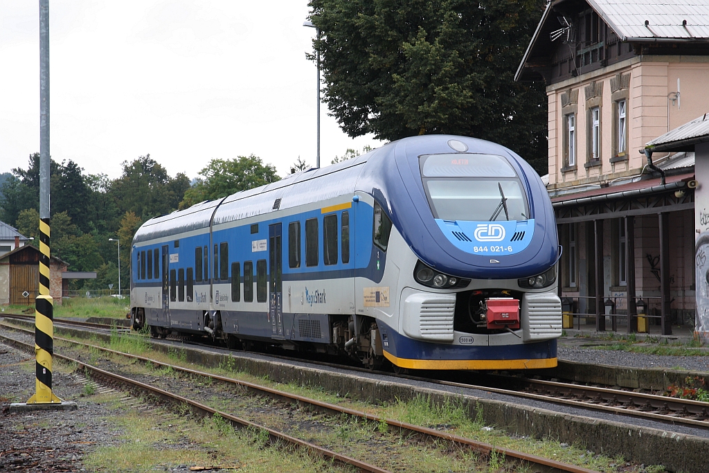 CD 844 021-6 wendet am 11.August 2018 im Bahnhof Roznov pod Radhostem vom Os 3907 von Kojetin auf den Os 3910 nach Kojetin.