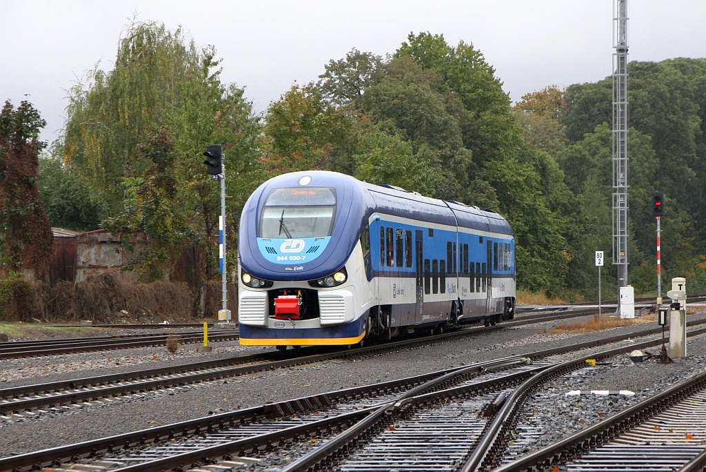 CD 844 030-7 am 05.Oktober 2019 als Os 5320 (Hlinsko v Cechach - Pradubice hl.n.) bei der Einfahrt in den Bahnhof Chrudim.