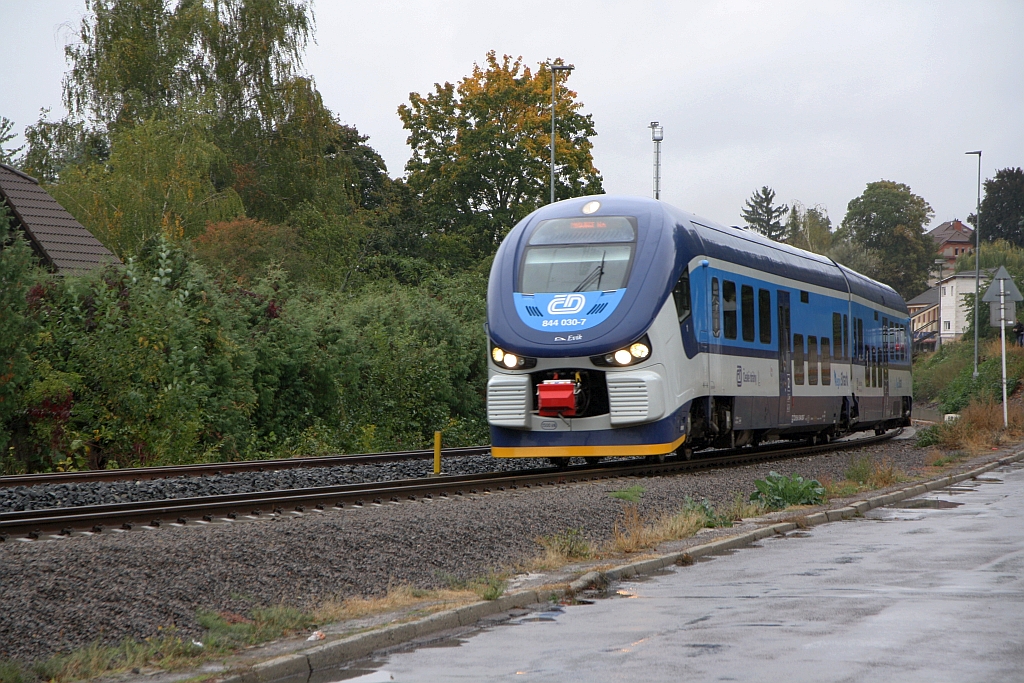 CD 844 030-7 am 05.Oktober 2019 als Sp 1460 (Hlinsko v Cechach - Pradubice hl.n.) kurz nach dem Bahnhof Chrudim.
