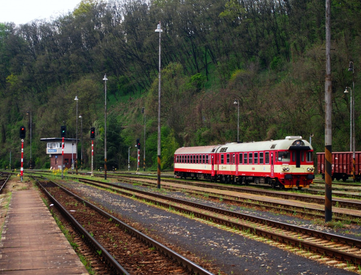 CD 854 001-5 kommt nach  Hauptbahnhof Mladá Boleslav am 21. 4. 2014.