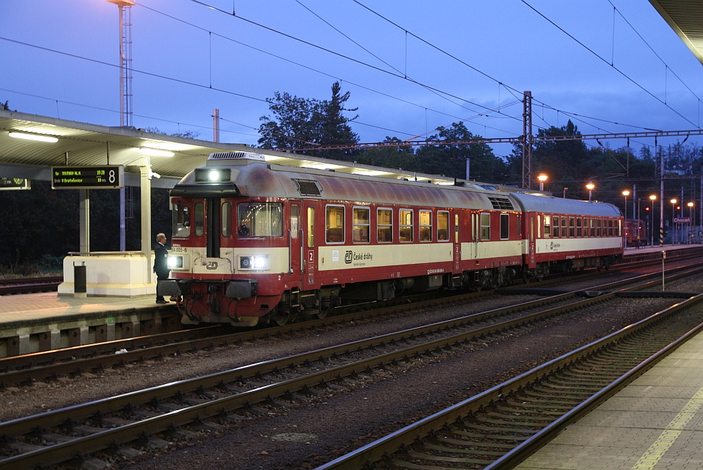 CD 854 005-6 am 04.Oktober 2019 als Sp 1874 nach Trutnov hl.n. im Bahnhof Chocen.